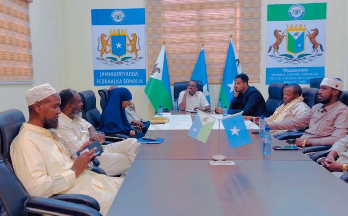 Wasiirka Wasaaradda Arrimaha Gudaha Federaalka iyo Dib u Heshisiinta ahna Guddoomiyaha Gudidda Gurmadka Abaaraha ayaa shir guddoomiyey kulankii Guddida kaas ay ku daah Furayeen wajiga labaad ee Biyo dhammaminta dadka ay abaartu wax yeelaysay